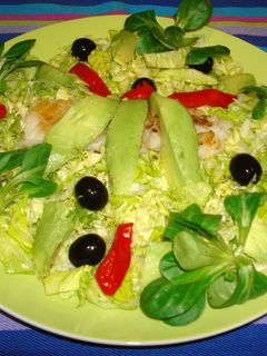 Una foto de Ensalada refrescante con pescado y aguacate