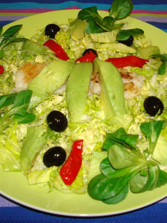 Una foto de Ensalada refrescante con pescado y aguacate