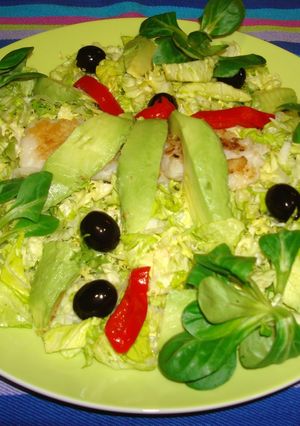 Una foto de Ensalada refrescante con pescado y aguacate