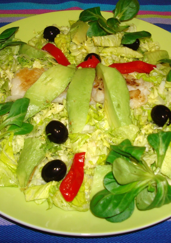 Una foto de Ensalada refrescante con pescado y aguacate