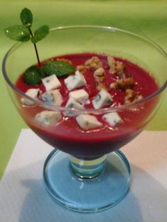 Una foto de Salmorejo de remolacha