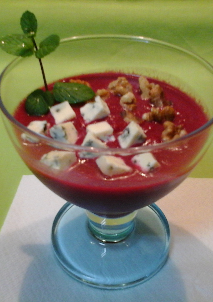 Una foto de Salmorejo de remolacha
