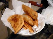 Una foto de empanada frita