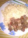 Espagueti con carne y champiñones