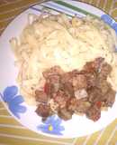 Espagueti con carne y champiñones