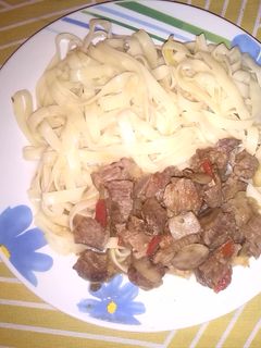 Una foto de Espagueti con carne y champiñones