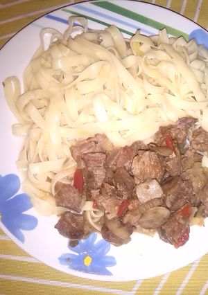 Una foto de Espagueti con carne y champiñones