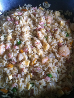 Una foto de Arroz frito tres delicias clásico