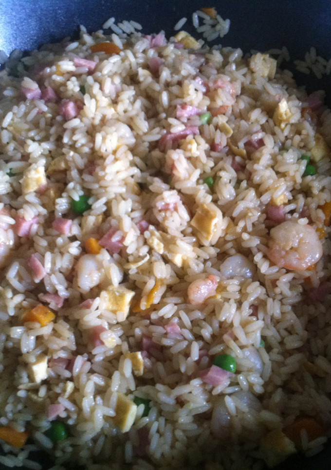 Una foto de Arroz frito tres delicias clásico