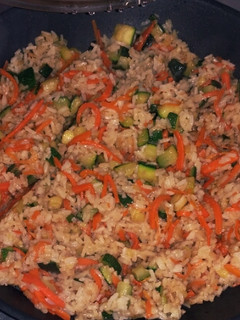 Una foto de Arroz salteado con verduras y salsa de soja