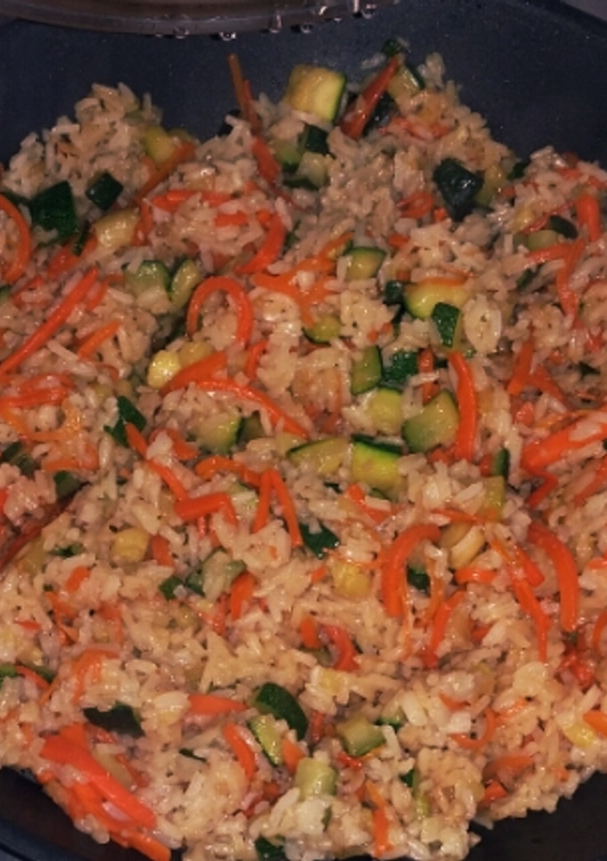 Una foto de Arroz salteado con verduras y salsa de soja