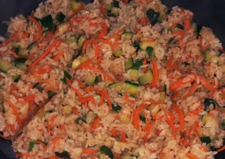 Arroz salteado con verduras y salsa de soja Receta de Comedy's Kitchen