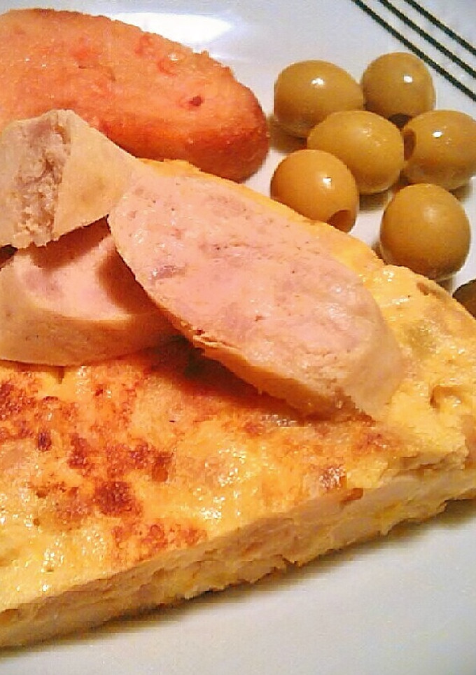 Una foto de Tortilla de butifarra de huevo o de carnaval