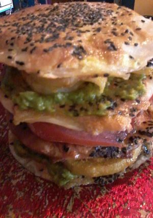 Una foto de Torre vegetariana de palta y sésamo