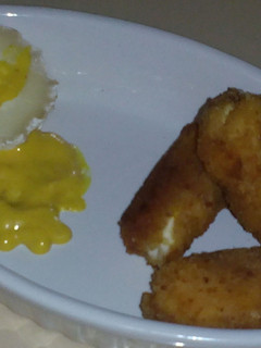 Una foto de Croquetas de quesos y mango