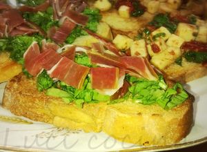 Una foto de Bruschettas con rúcula y jamón crudo 