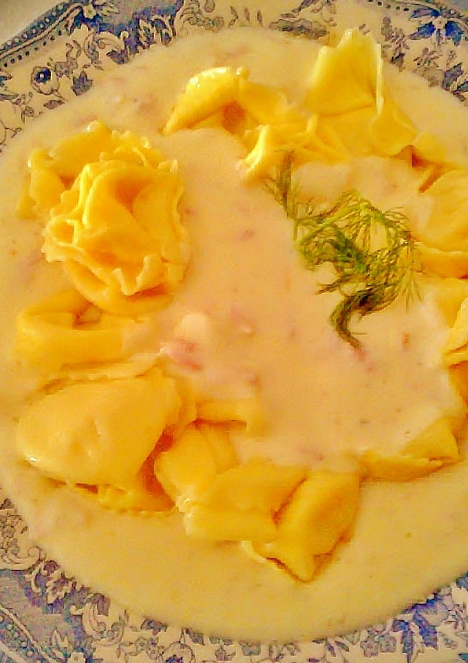 Una foto de Tortellinis de Jamón en Salsa Trufada.