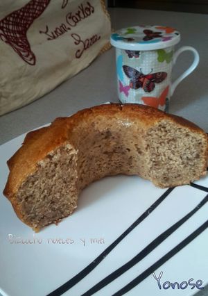 Una foto de Bizcocho de nueces y miel