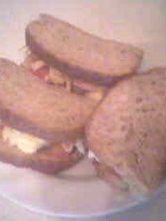 Una foto de Sándwich de pan negro