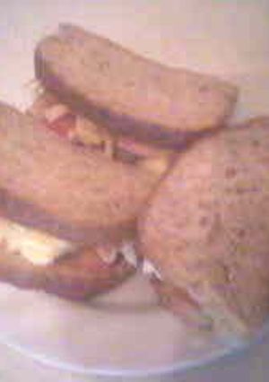 Una foto de Sándwich de pan negro