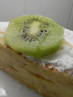 Una foto de Pastel de crepes con crema