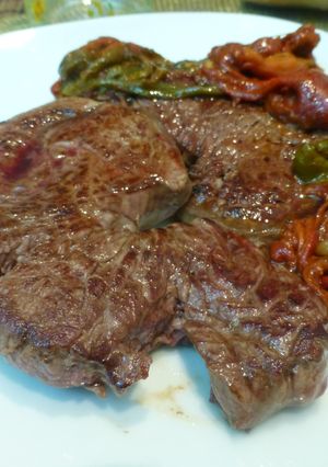 Una foto de Solomillo de ternera con pimientos rojos y verdes del piquillo