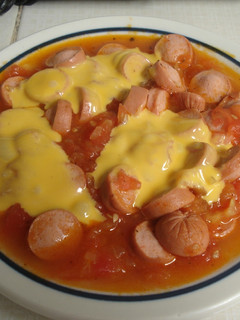 Una foto de Salchichas con tomate en microondas