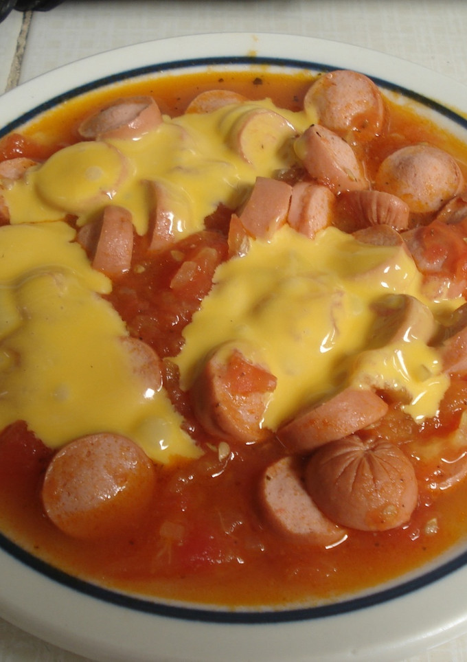 Una foto de Salchichas con tomate en microondas