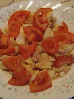 Una foto de Ensalada de patatas, tomates y atún