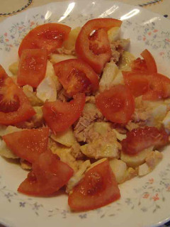 Una foto de Ensalada de patatas, tomates y atún