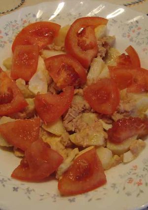 Una foto de Ensalada de patatas, tomates y atún