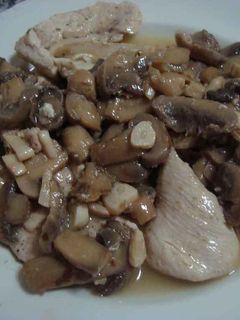 Una foto de Pollo con champiñones en su salsa