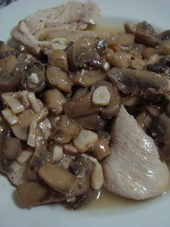 Una foto de Pollo con champiñones en su salsa
