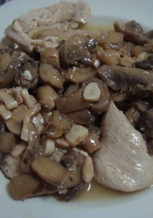 Una foto de Pollo con champiñones en su salsa