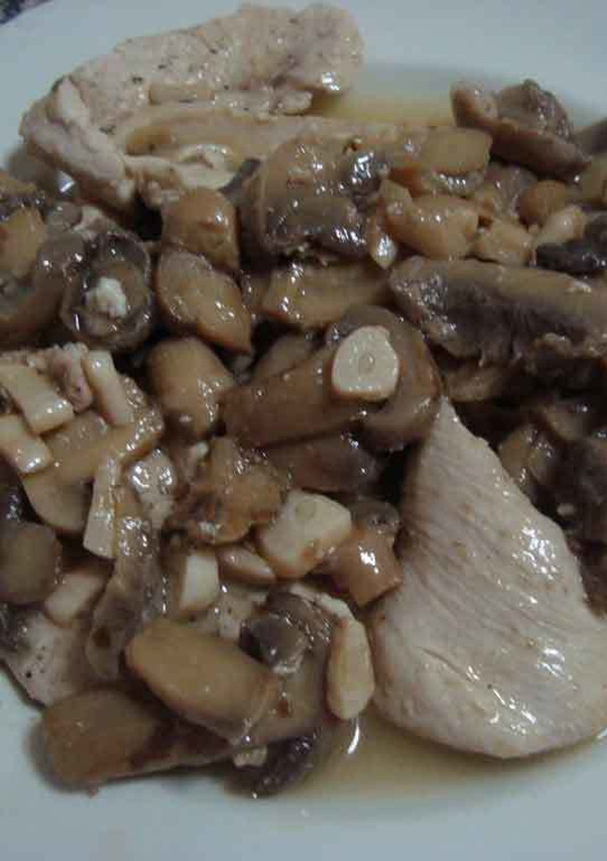 Una foto de Pollo con champiñones en su salsa