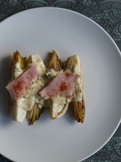 Una foto de Endivias salteadas con lacón y pimenton ahumado y queso azul