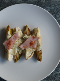 Una foto de Endivias salteadas con lacón y pimenton ahumado y queso azul