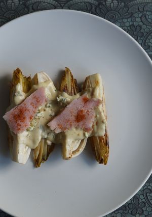 Una foto de Endivias salteadas con lacón y pimenton ahumado y queso azul