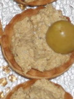 Una foto de Canapés de atún y aceitunas