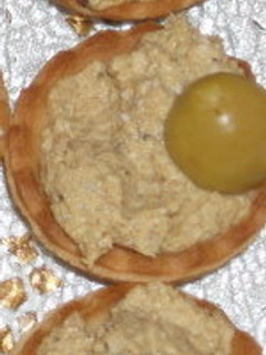 Una foto de Canapés de atún y aceitunas
