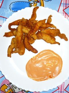 Una foto de Tiras crujientes de pollo con salsa
