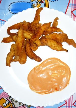 Una foto de Tiras crujientes de pollo con salsa