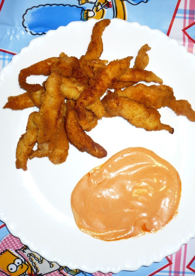 Una foto de Tiras crujientes de pollo con salsa