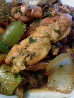 Una foto de Pollo al ajíllo con verduras