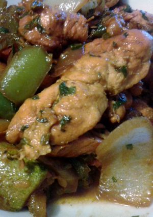 Una foto de Pollo al ajíllo con verduras