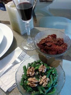 Una foto de Salteado de hortalizas con tomates secos, chauchas y nueces 
