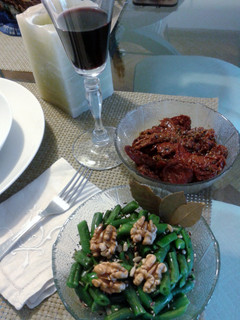 Una foto de Salteado de hortalizas con tomates secos, chauchas y nueces 