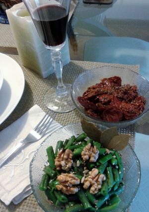 Una foto de Salteado de hortalizas con tomates secos, chauchas y nueces 