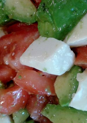 Una foto de Ensalada fresca de palta o aguacate