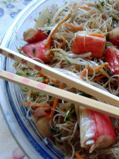 Una foto de Chow Mein o fideos de arroz con brotes y kanikamas